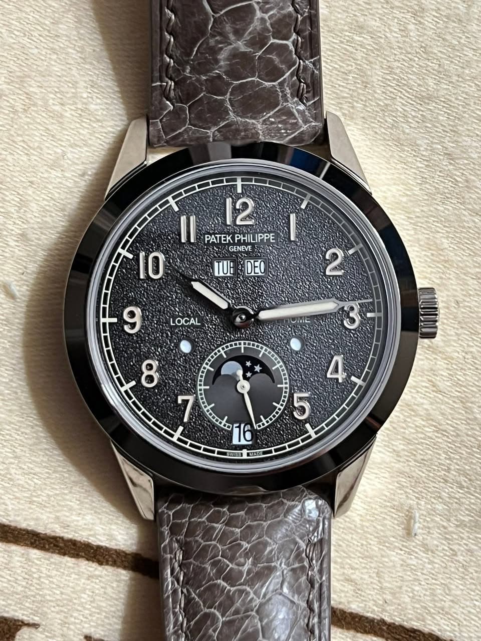 May be an image of wrist watch and text that says '12 PATEK PATEKPHILIPPE PHILIPPE GENEVE TUE TUBDEO DEO 10 2 LOCAL 9 集料: 3 8 4 7 o .se Lo 16 مورم 0 نتته ها'
