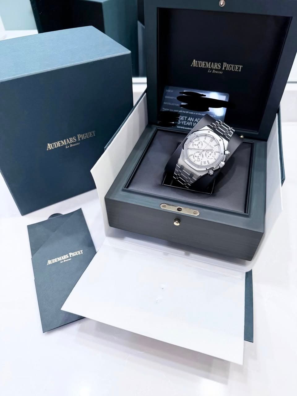 May be an image of wrist watch and text that says 'AUDEMARSPIGUET K AM GETANAT NAT 福 3-YEAD JYEAR AUDEMARS AUDEMARSPIC Bn APEMARPICUT AUDEMARS PIGUET'