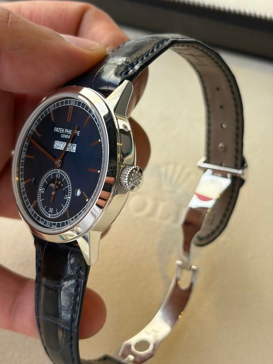 May be an image of wrist watch and text that says '60 PATEN PHIL PATEKPHIL E GENEV SATPOCI GOCI SATO 3g'