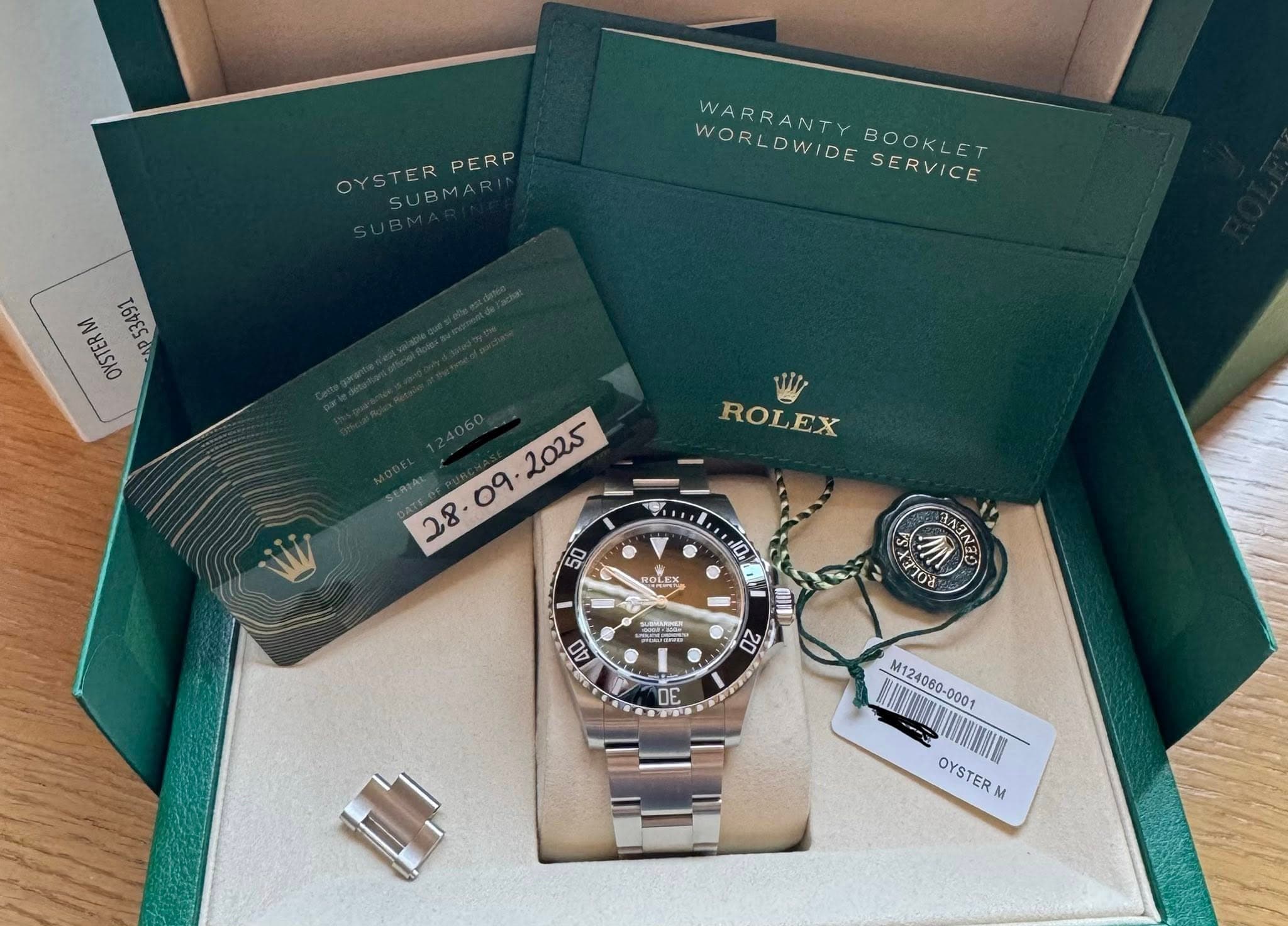 May be an image of wrist watch and text that says 'OYSTER SUBMARI OYSTERPERP SUBMA PERP WARRANTY WORLDWID BOOKLET SERVICE P53491 ROLEX ١ 10 M oL馬茶。 J' 210% የርት 你 ANEN EN 40 耐即車 20…