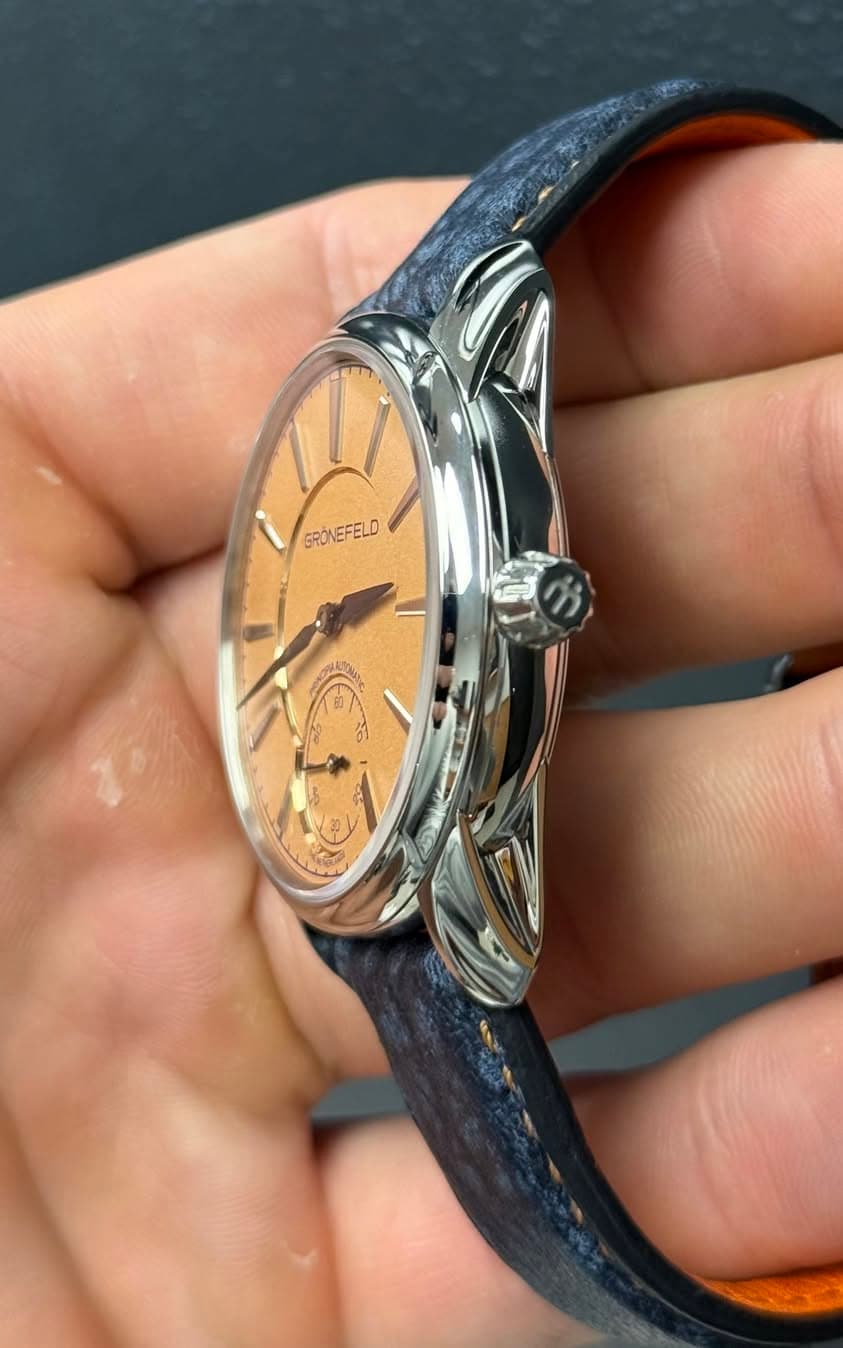 May be an image of wrist watch and text that says 'GRÓNEFELO'