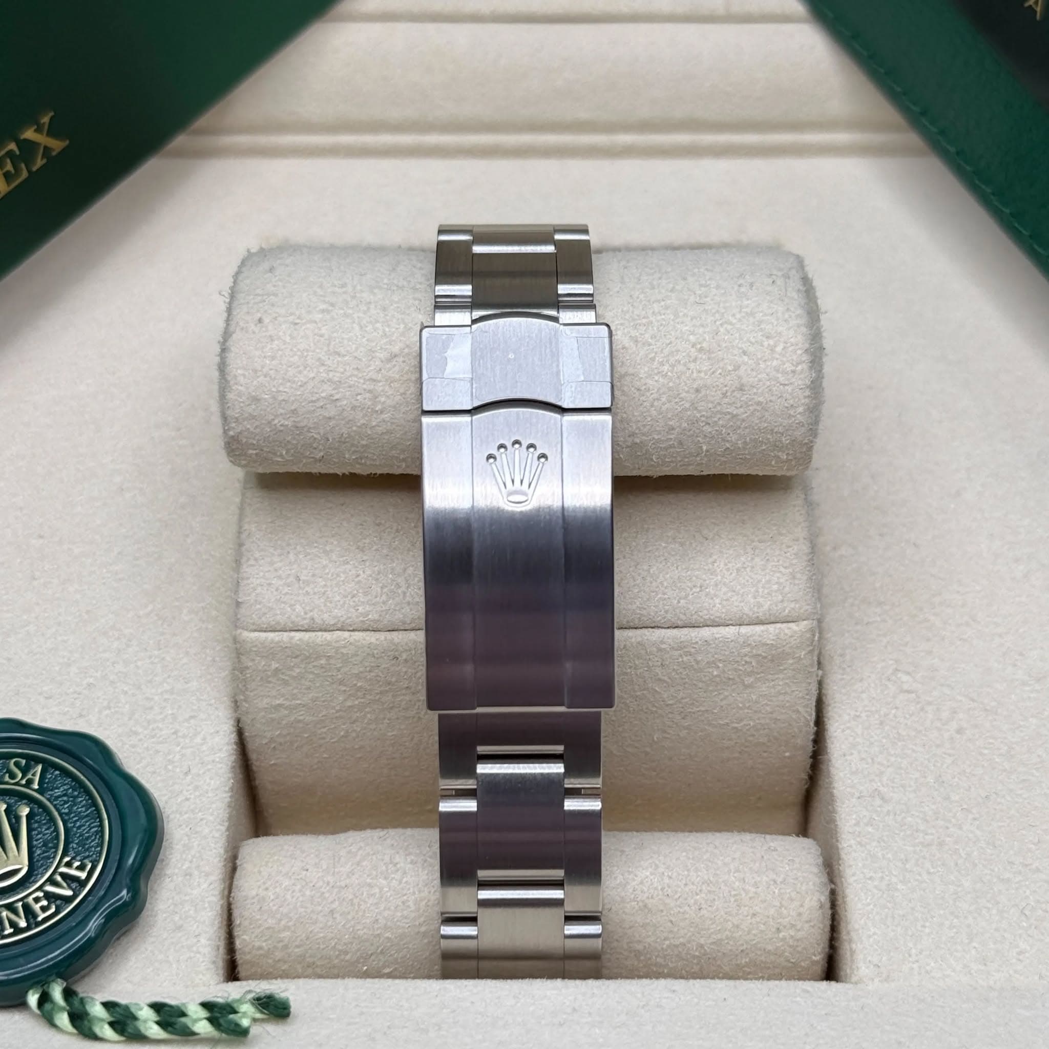 May be an image of wrist watch and text that says 'SA VENE'