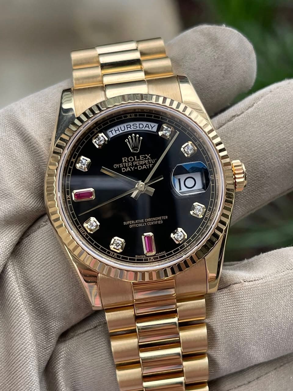 May be an image of wrist watch and text that says 'ا THURSDAY W C4 0 - ROLE DAT eN ញ 10 0 III'