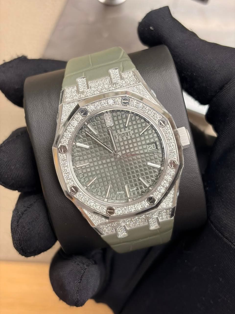 May be an image of wrist watch and text that says 'ハロ PIGUET 20 swts'