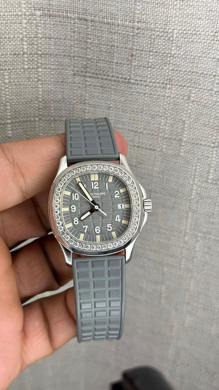 May be an image of digital watch and text that says '12 EKPHILIPPE ศ 10 2 9 生 영령'