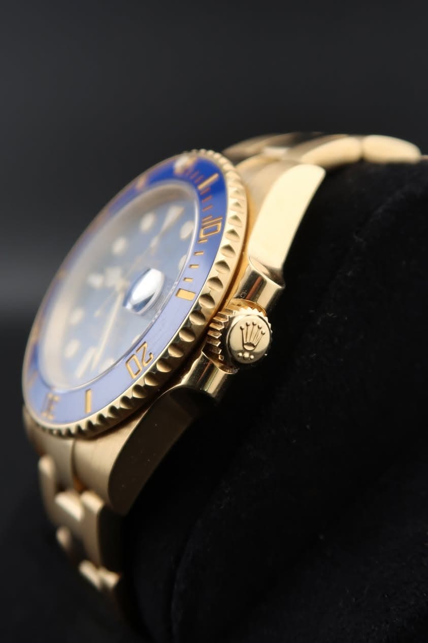 May be an image of wrist watch and text that says 'hurlo 110 w N ب 4 ·.. 自乙'
