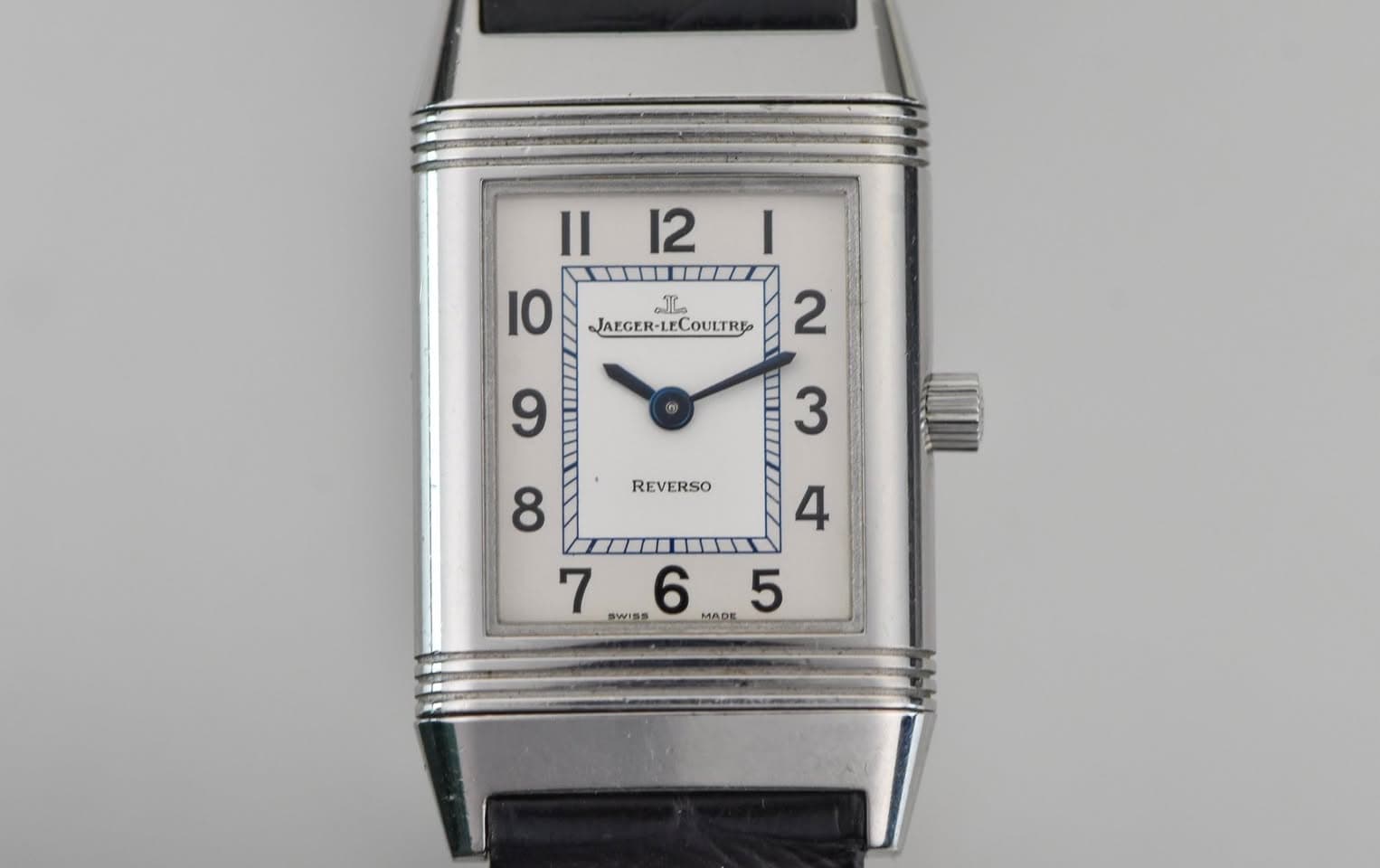 May be an image of wrist watch and text that says 'II I121 I 12 IO 2 ር JAEGER-LECOULTRED LECOULTRE JAEGER 9 3 REVERSO 8 4 M 7 SWISS 6 MADE عي 5'
