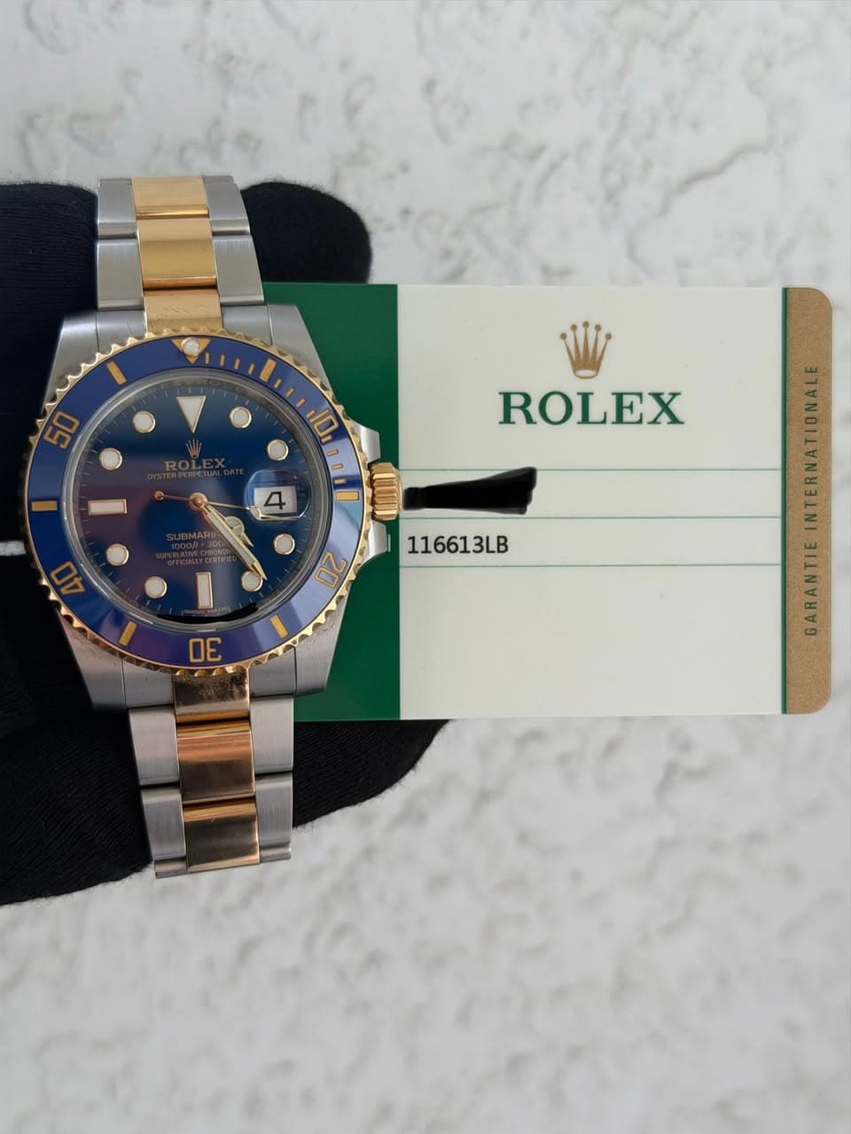 May be an image of wrist watch and text that says '4 ROLEX 10 B0d OD 00 116613LB 20 D AN RANT NAT'