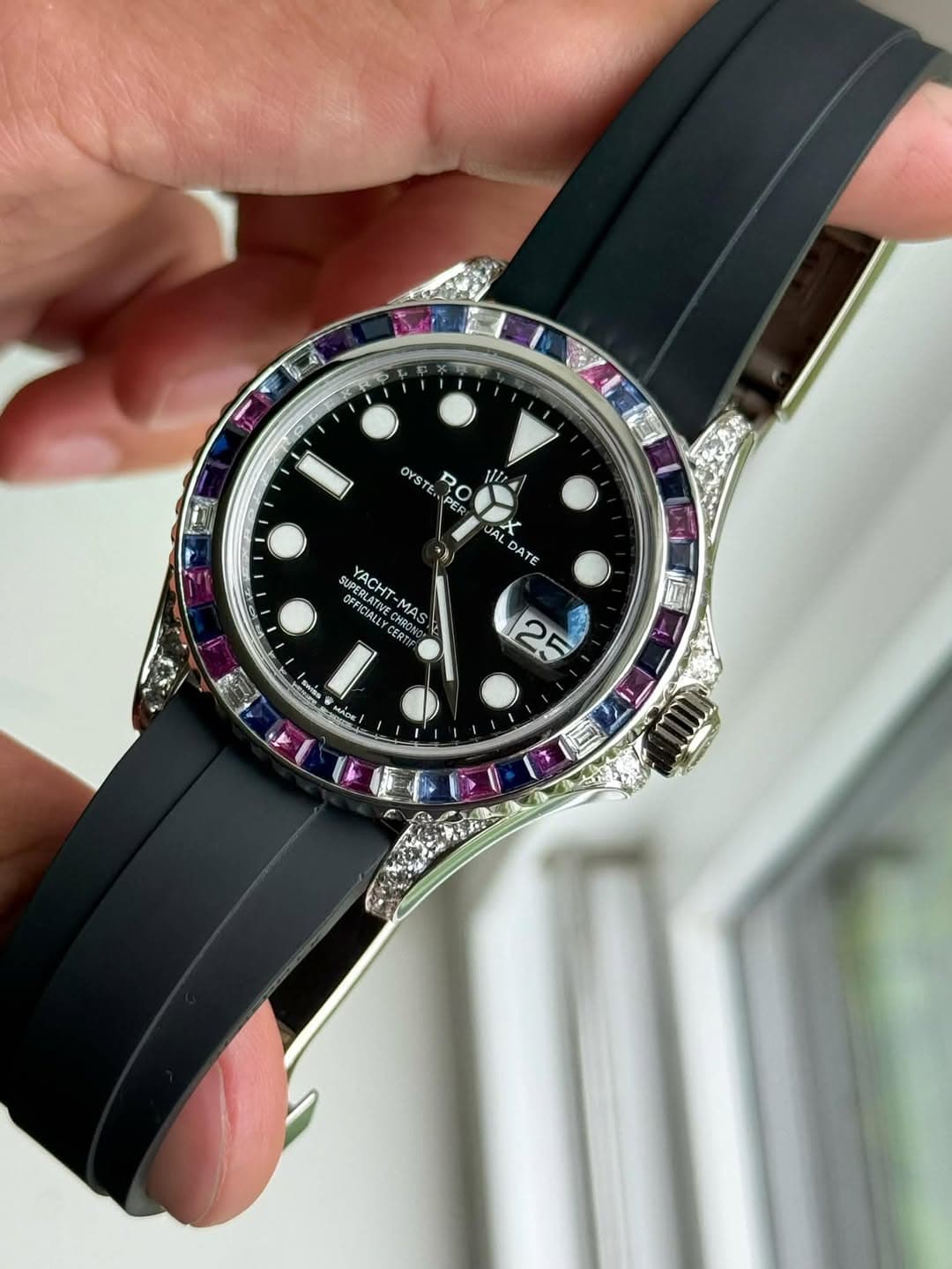 May be an image of wrist watch and text that says 'り e 드 orsT RO ۱/۱۰ PES PE JAL X 4 DATE PERLAT OEVE CUN FIKON MAS SUPERLATIVE OFFICIALES M YACHT CHRONO rrer 顺 SuiSS M MADE 25 I'