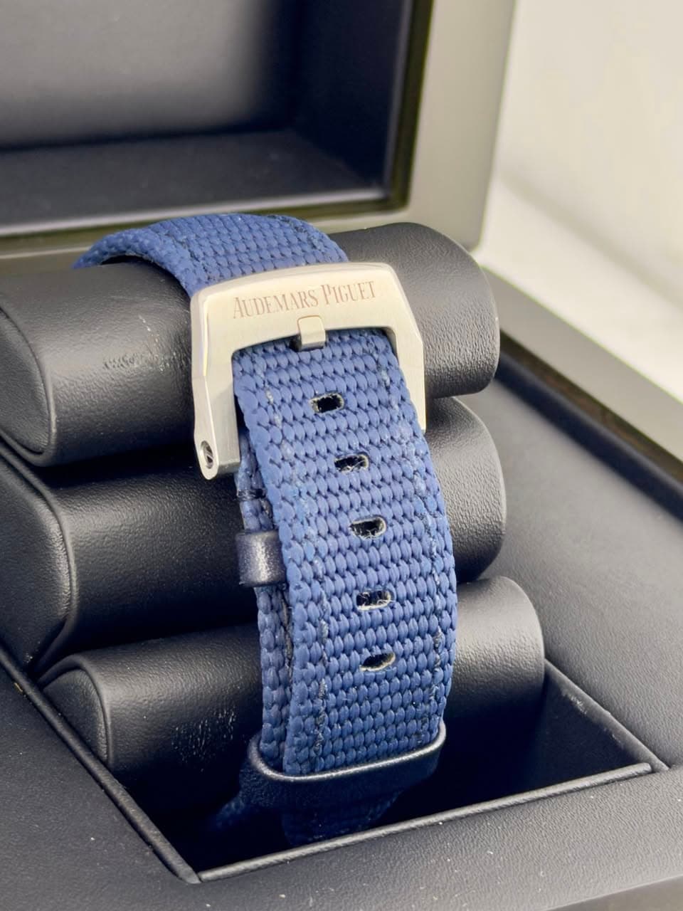 May be an image of wrist watch and text that says 'AUDEMARS AUDEMARSPIGUET PIGUET اسوه'