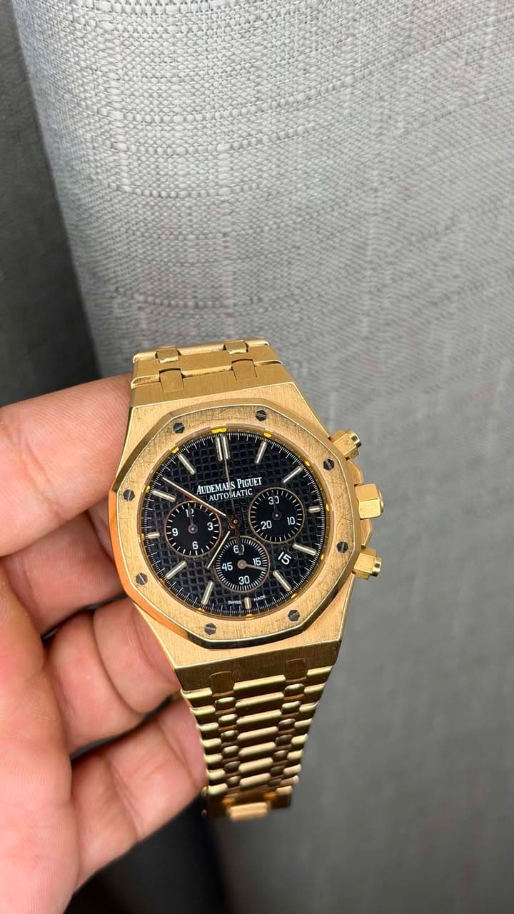 May be an image of wrist watch and text that says 'UDEMAES PIGUET AUTOMAATIC L 11 a 1 1 i - ン በከ ! i1 ا١ E 5 吉 15 い . SAYOS GA 11'