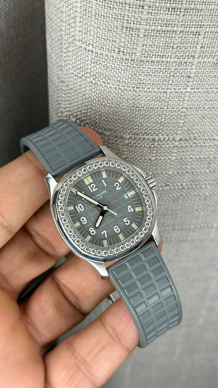 May be an image of digital watch and text that says '2 12 KPHILIPPE PPE 10 و ထ ٦ 5 6 ن'