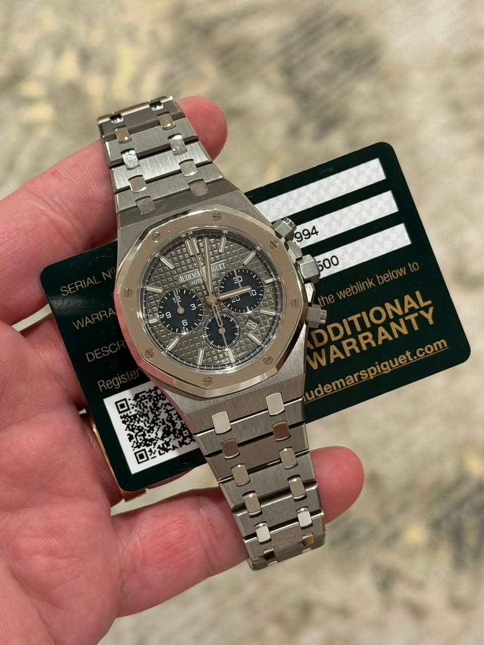 May be an image of wrist watch and text that says '三 GUET AUDEMA AUTYO DITIONAL ARRANTY ARRANTY demarspiguet.com 品樂 ロ 口をムー'