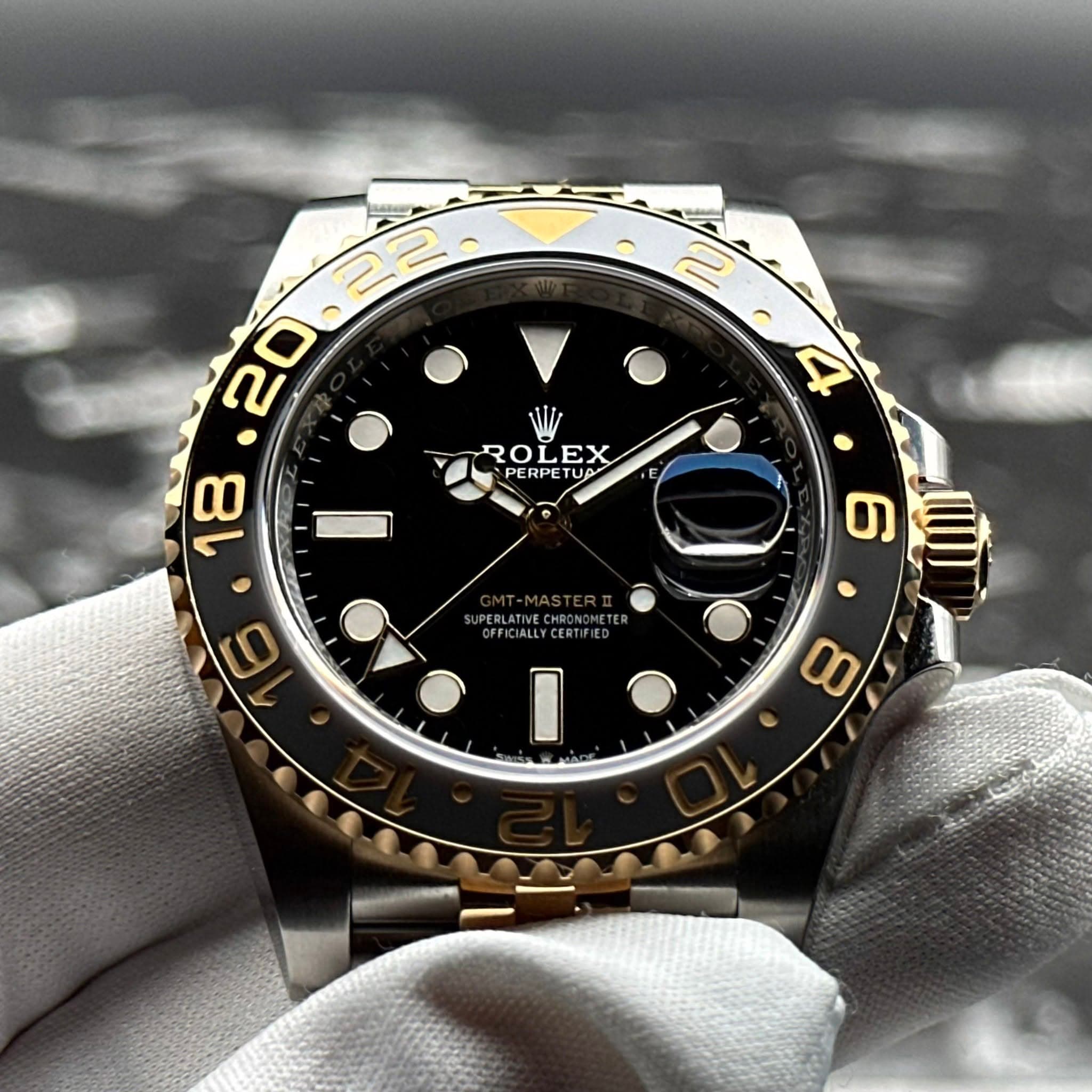 May be an image of wrist watch and text that says ' ROLEX ROL EX 18 PERPETU TUP TUP PERPE 4 6 UPERLATIVE FFICIALLYC LLYCERTIF I O 8'