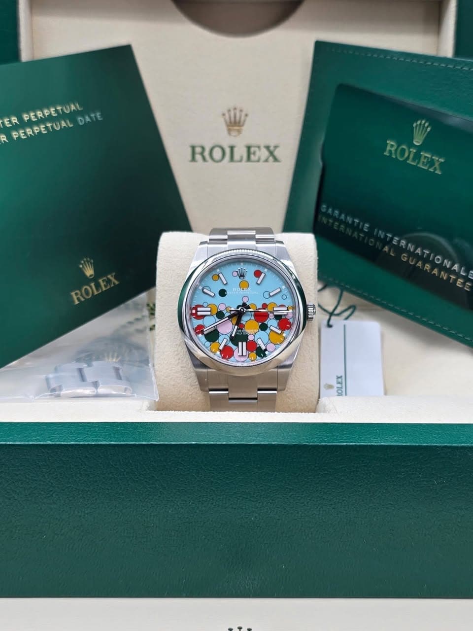 May be an image of wrist watch and text that says 'ER PERPETUAL PERPETUALBATE PERPETUALDATE DATE R R PERPETUAL ROLEX ROLEX ROLY all ROLE ROLE o ه o ٢ 1l இ ERNATIONAL /'