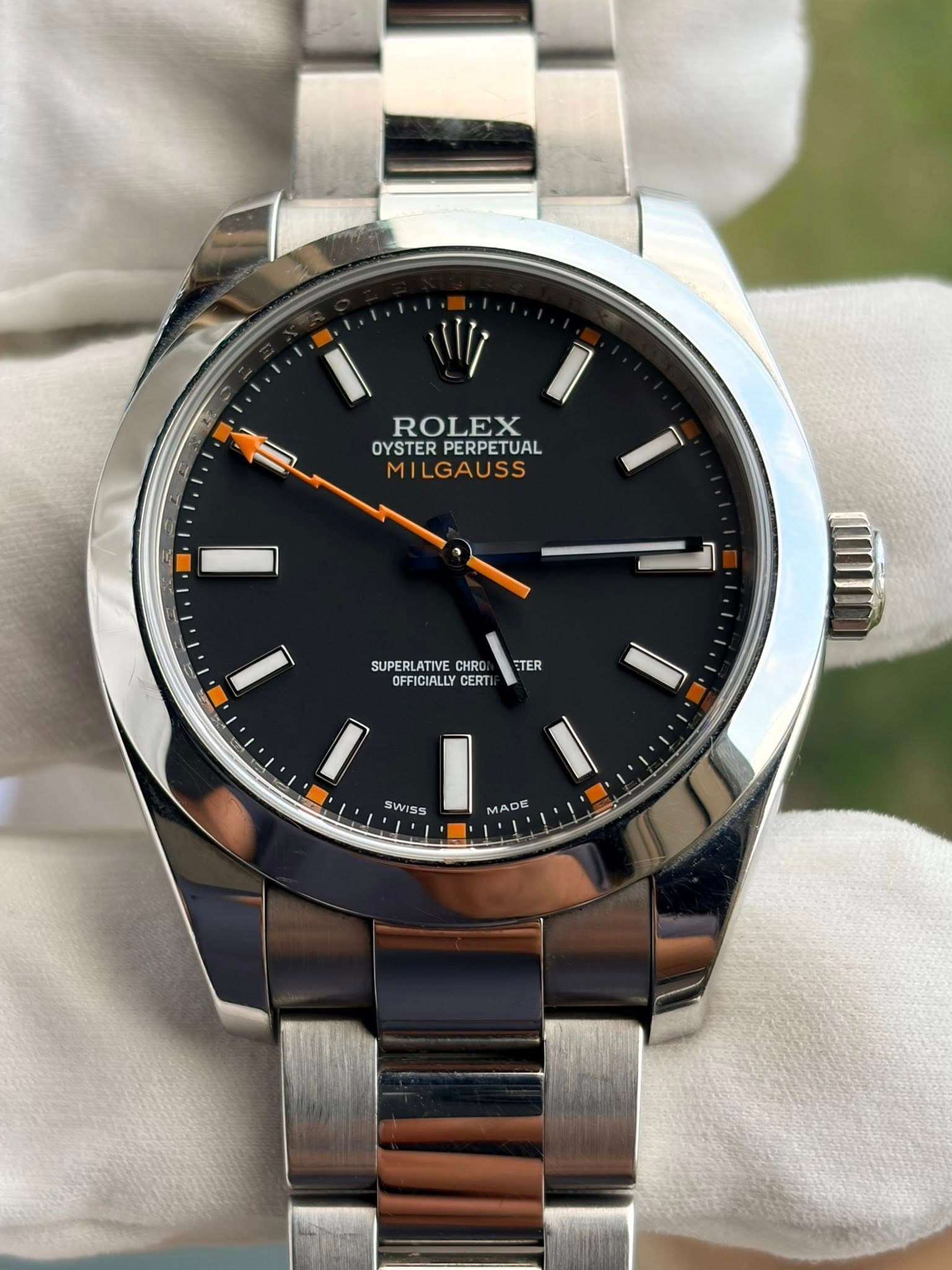 May be an image of wrist watch and text that says 'ROLEX OYSTER OYSTERPERPETUAL PERPETUAL MILGAUSS AUSS SUPERLATIVE CH CHRO OFFICIALLY CERT TER SWISS MADE'