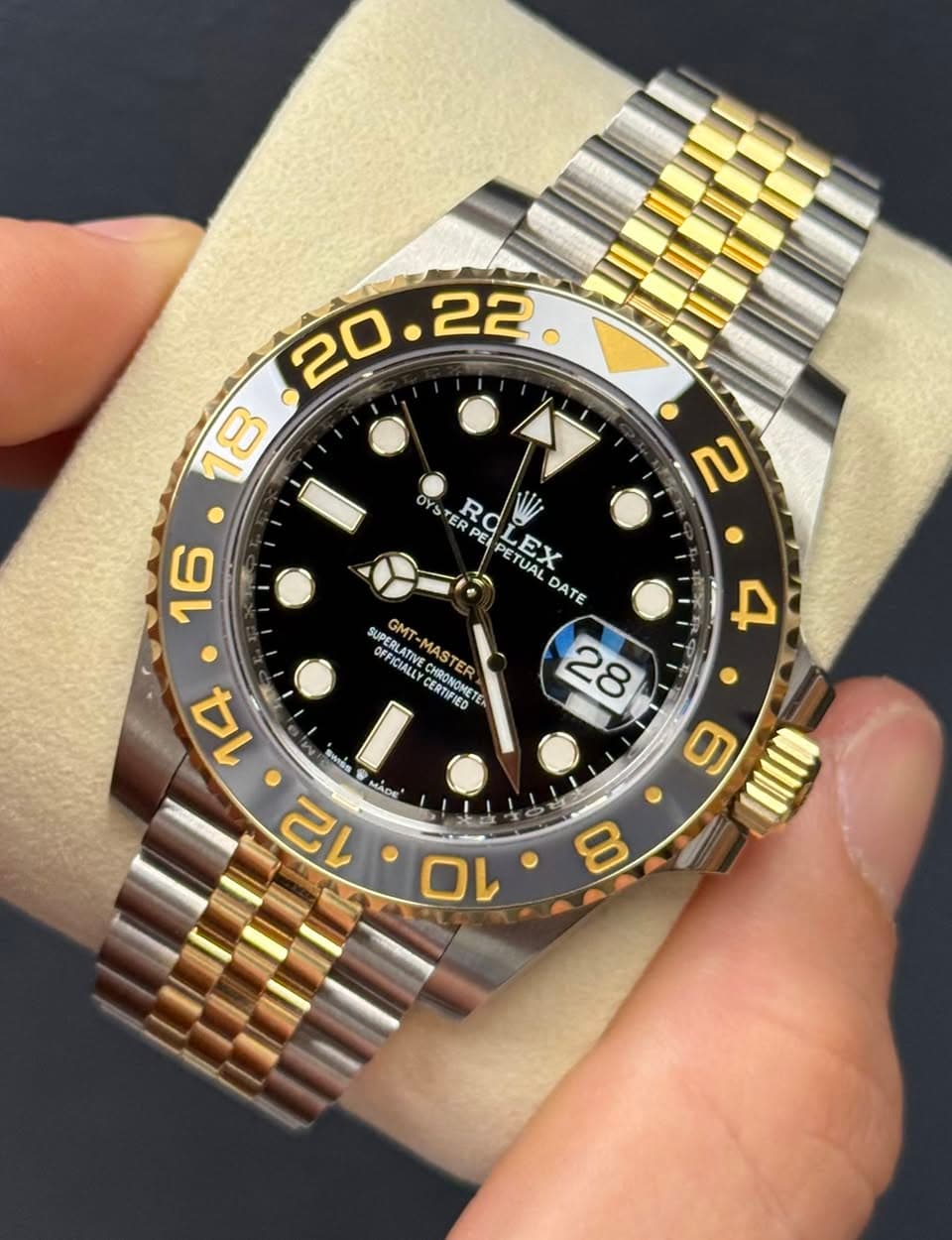 May be an image of wrist watch and text that says ' OYST νε TER R RO RP RPE ROLEX ROLEX PETUAI PETUAA LEX EX DATE SUPERLATIE GMT-MASTER MT-MAS SUPERLATIVE UPERLATMSTE DFFICIALE…