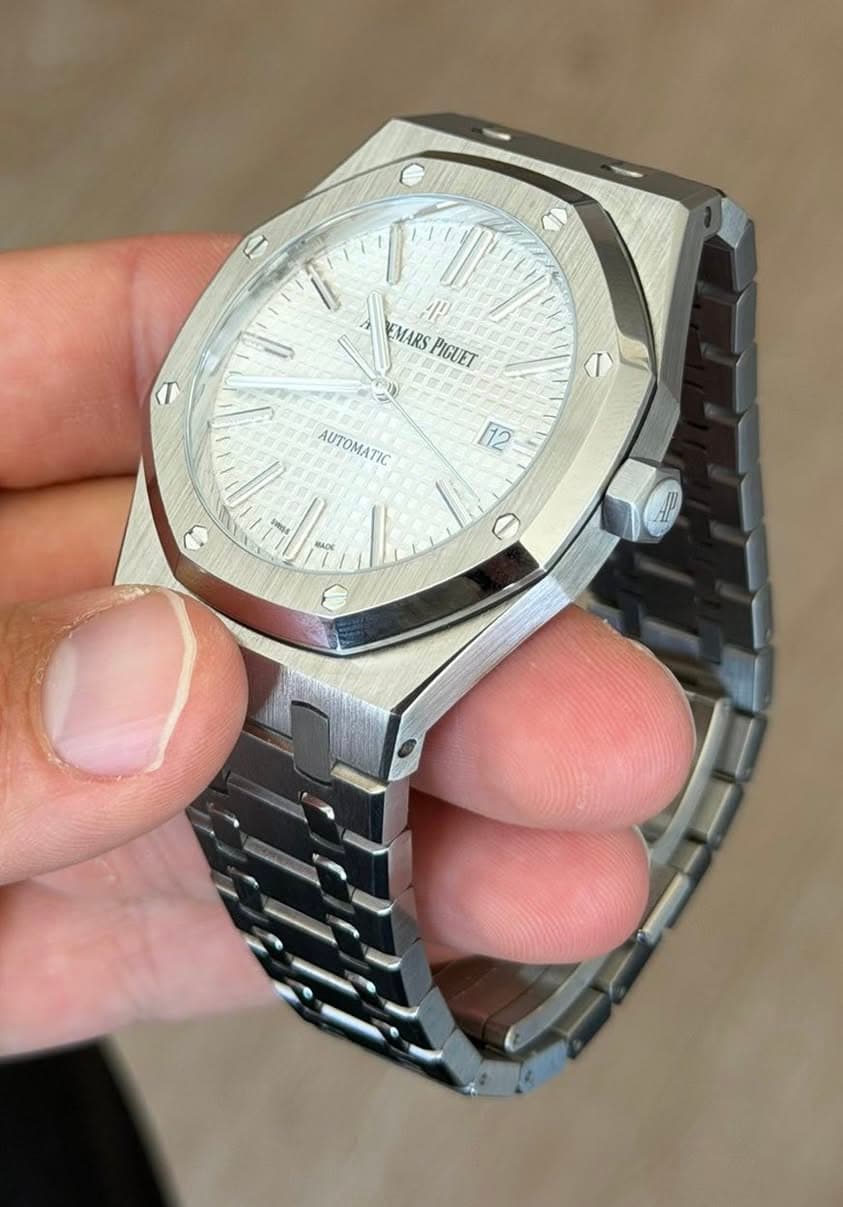 May be an image of wrist watch and text that says 'li i' 果 EMARS PIGUET AUTOMATIC AUTOMATIC 12 O'