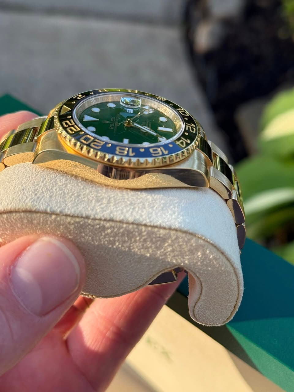May be an image of wrist watch and text that says '10% 2202Y 밀 16 A ሮሮችታ 14'