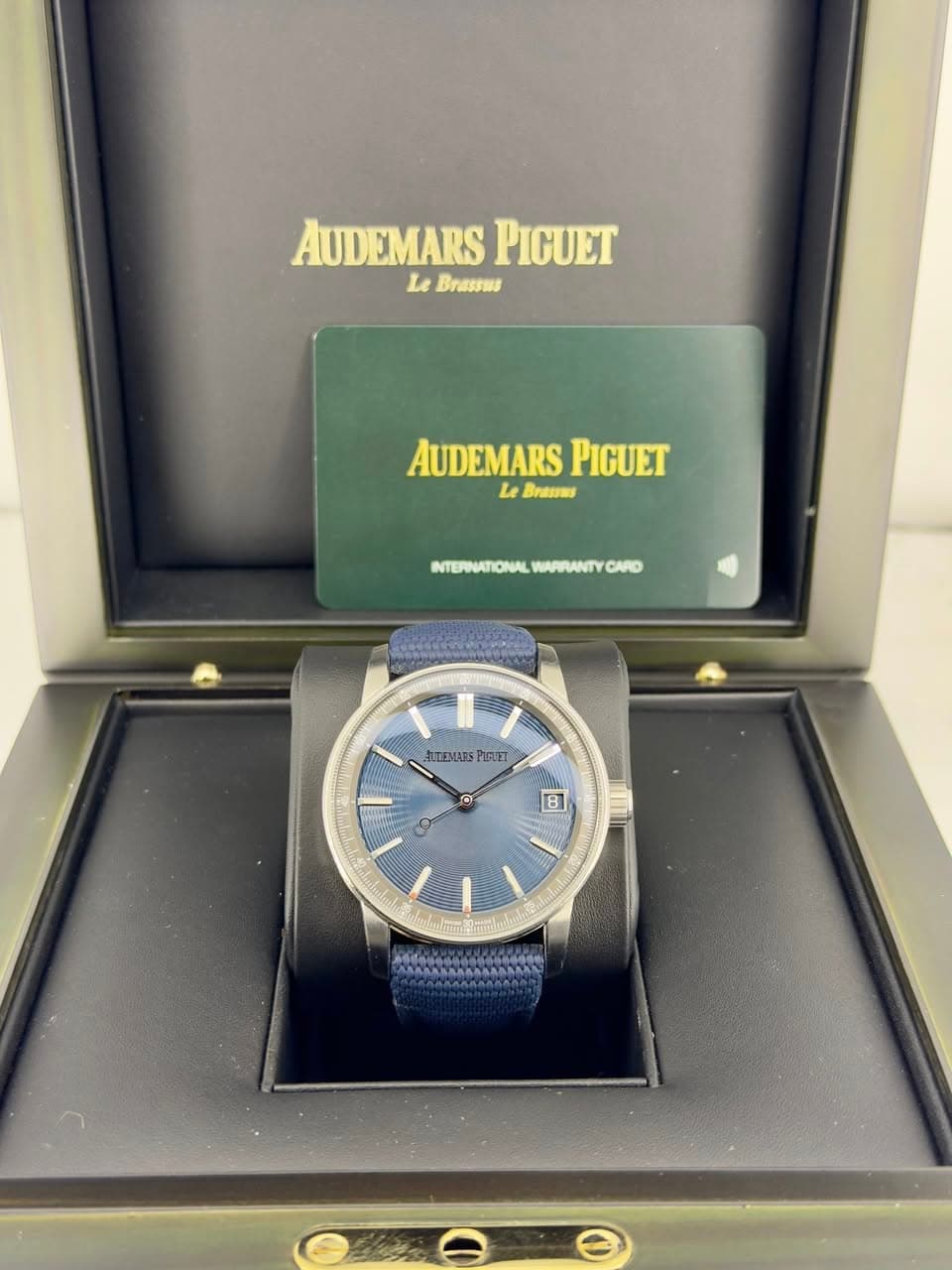 May be an image of wrist watch and text that says 'AUDEMARS PIGUET LeBrams Le Brassus AUDEMARS PIGUET Le AUDEMARSPIGUET L Brassas INTERNATIONAL WAPPANTY NTERNTOVLWWWTYCWD CARD…