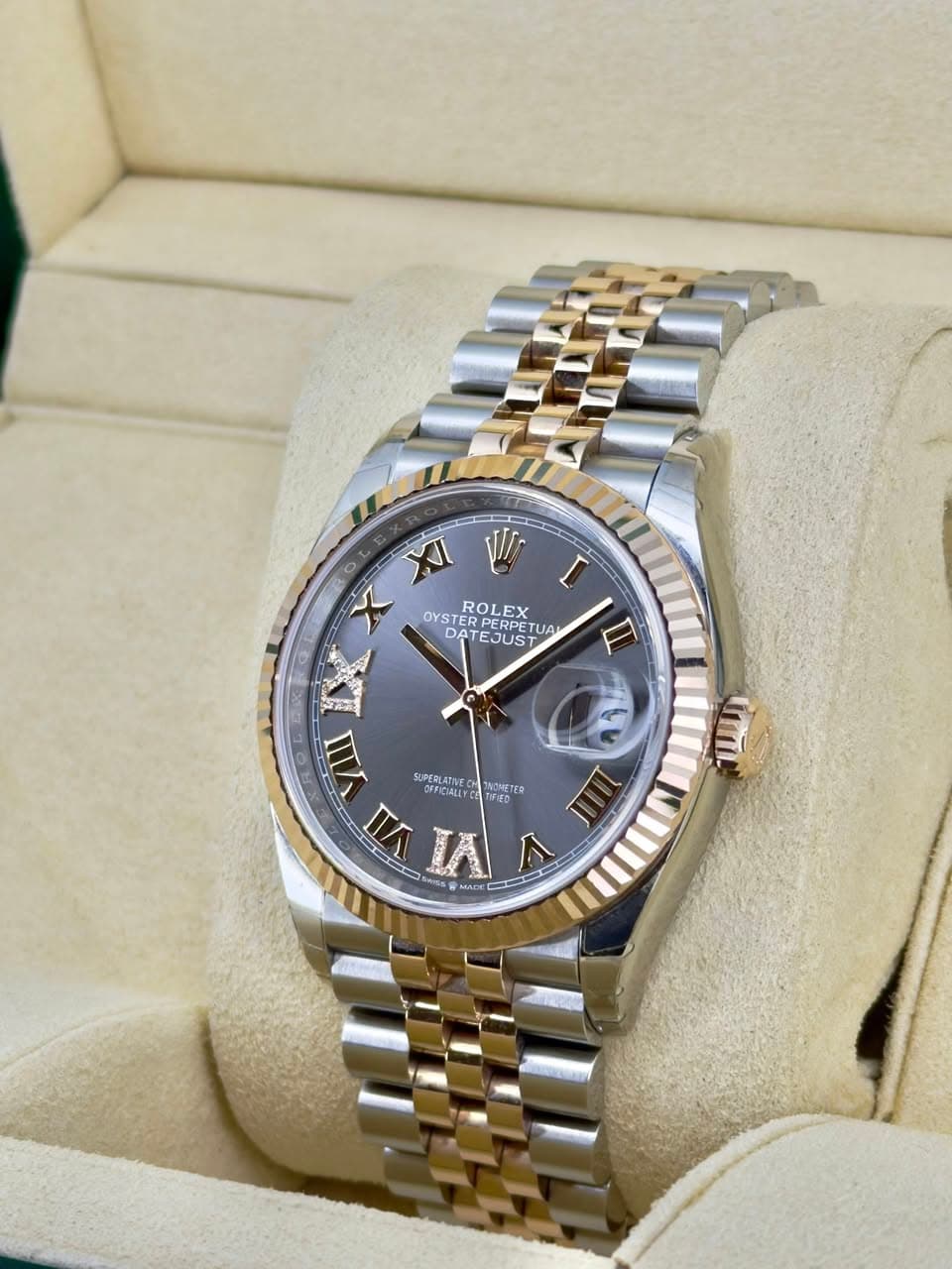 May be an image of wrist watch and text that says 'た XI o OYSTER ROLEX PERPET ERPERPETUA た RPET DAT DATEJUST ΌA U yW SUPERLATIVE SERSAIE AOWETE VII K MADE IN.ED n - V UMTL'