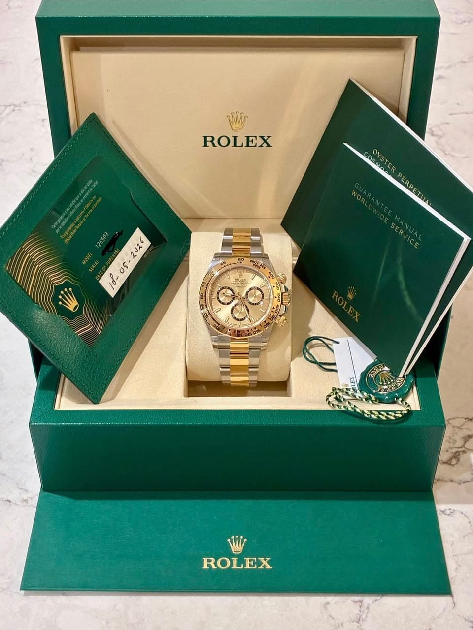 May be an image of wrist watch and text that says 'ROLEX 0Ss YSTER STER ER - ロえ 0s- 95. SERVICE ROLEX'