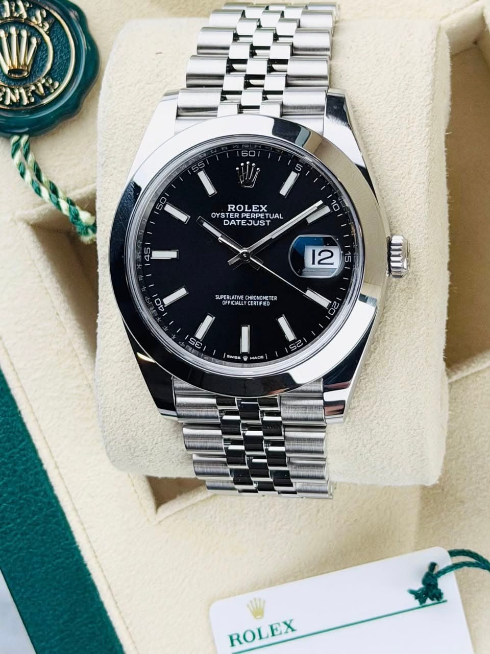 May be an image of wrist watch and text that says '三 60 ROLEX OYS OYSTE YSTE TUAL DATEJUST JUS DAT ហា 15 د 0 40 SUPERLATIVE CHRONOMETER TER FIOALLYCERTFED YCERTがEEE แาชี 20 0 일…