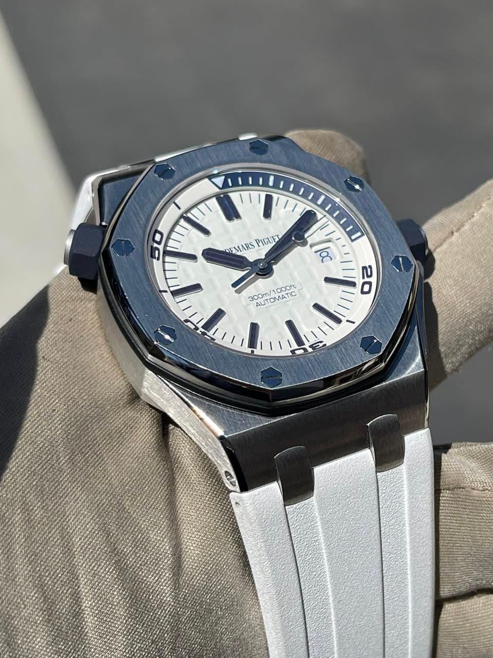 May be an image of wrist watch and text that says '50 EMARS PIGUET loc 300m/1000n ALITOSA AUTOMATIC 300m/ DOdf 20'