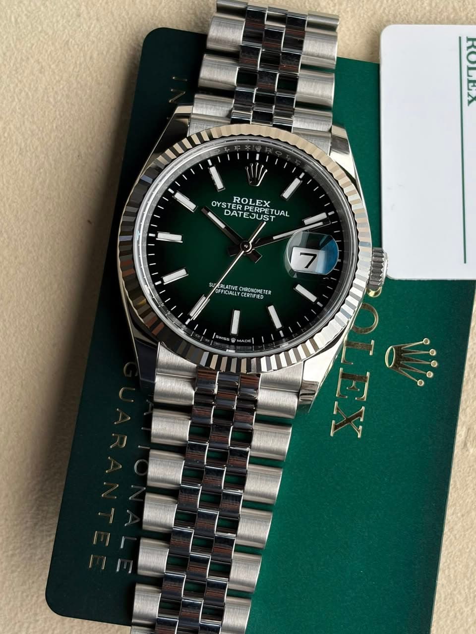 May be an image of wrist watch and text that says 'MOTOT OYS OYSTERPERPI STER ROLEX OYSTEROLEX X DATEJUST د UAL DA PERPE EJUS 7 ALATIVE CHRONOMET TER EYCERTI CERTIFIED I'