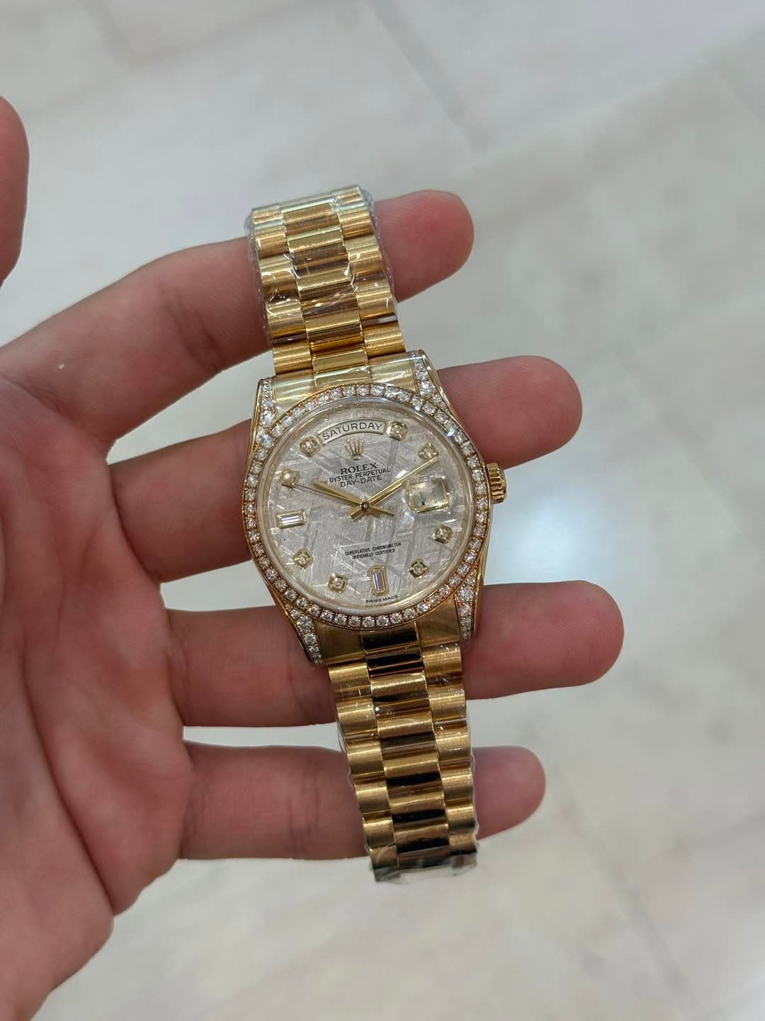 May be an image of wrist watch and text that says 'GATURDAY 蓝 DAY 한주 E ុ'