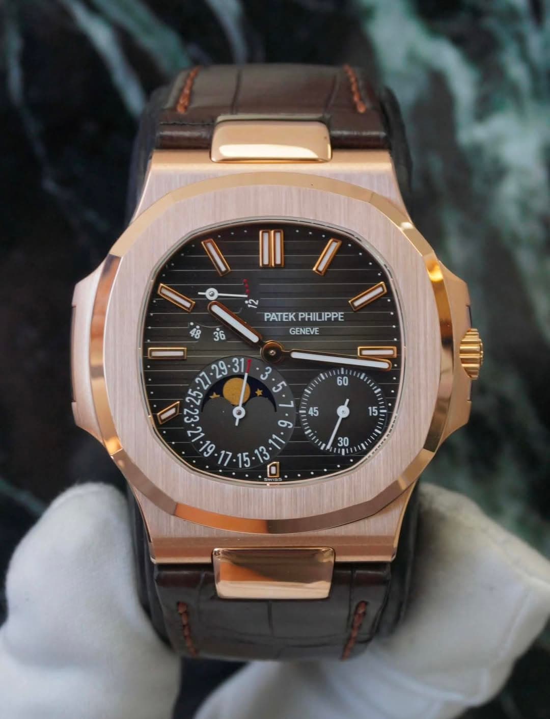 May be an image of wrist watch and text that says 'O 2 PATEK PATEKPHILIPPE PHILIPPE 48 36 GENEVE . ى و ושי'