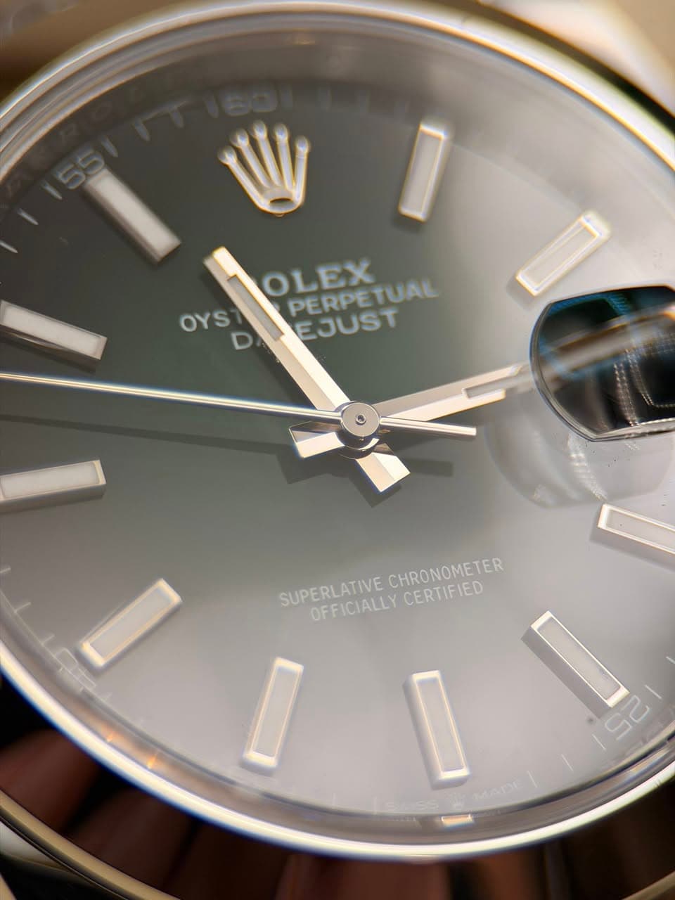 May be an image of wrist watch and text that says 'OLEX PERPETUAL PE EJUST OYS OYS SUPERLATIVE OFFICIALLY CHRONOMETER CERTIFIED 25'