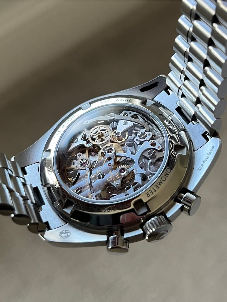 May be an image of wrist watch and text that says 'AXIAL မ MODN THE SER O Steel Stoinless METEE e屋'