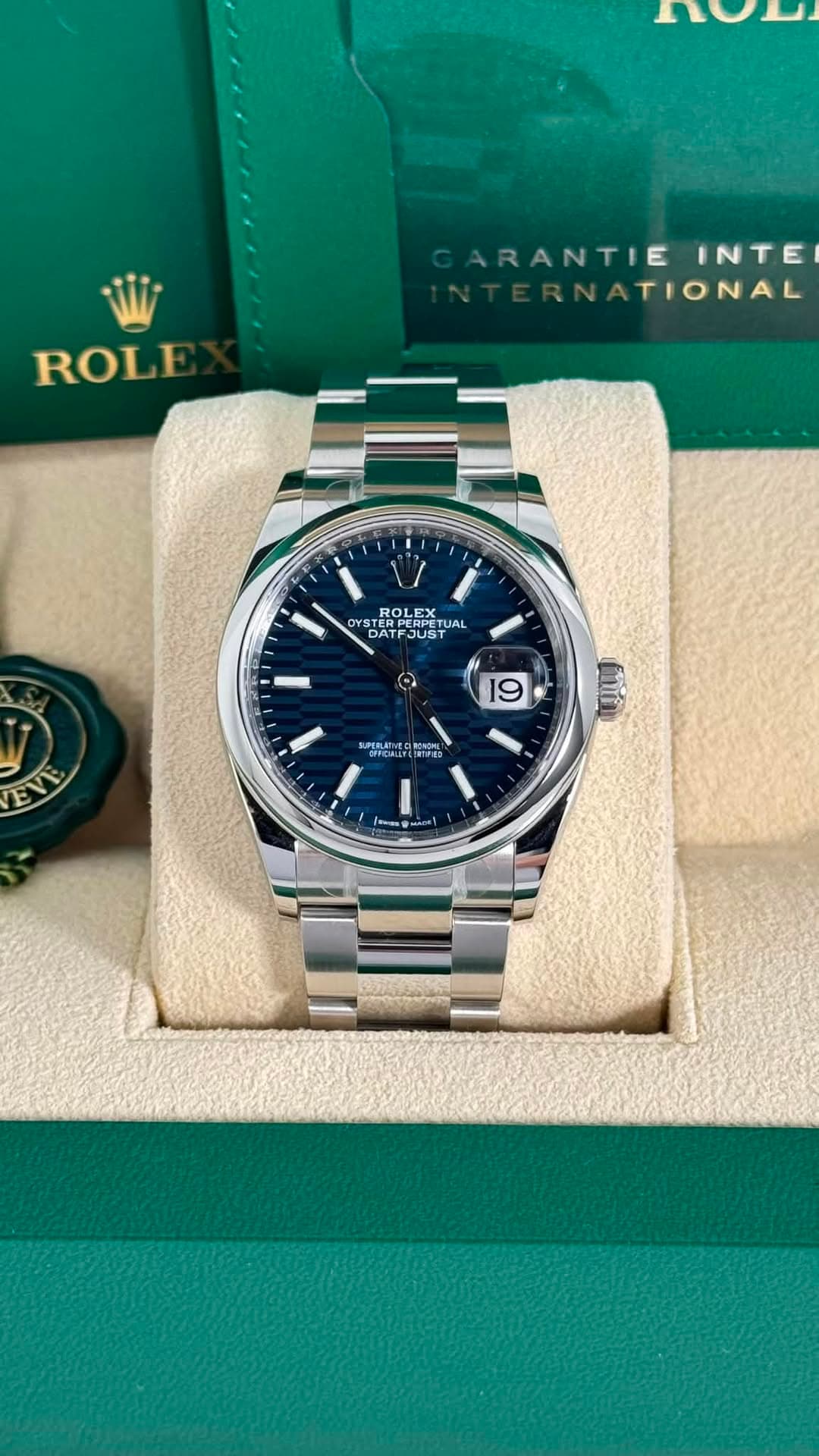 May be an image of wrist watch and text that says 'HOD ROLE ARANTIE INTE TIONAL 1 YST TERPERPT RPERPETU ROLEX ΕX 주 DATFJUST TUAL A O 19 只限 1ETP9E PratE CHFCR.LP miữi'