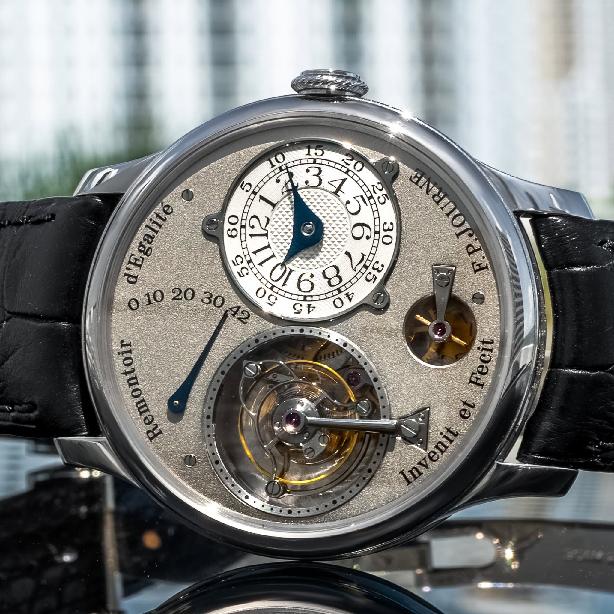 May be an image of wrist watch and text that says '5 C 09 ۵ ج ب ن C نر C ی 8 3 유'