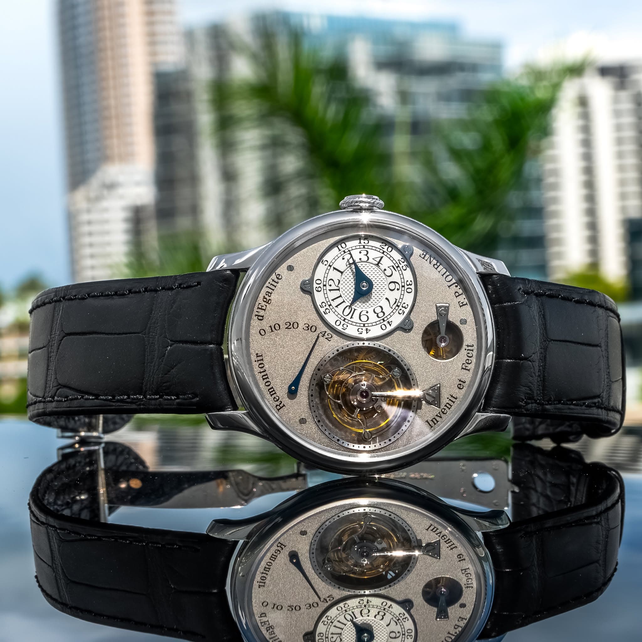 May be an image of wrist watch and text that says 'ر 2 ییه + دی 0 ॐ 0 Egalité 20 C'