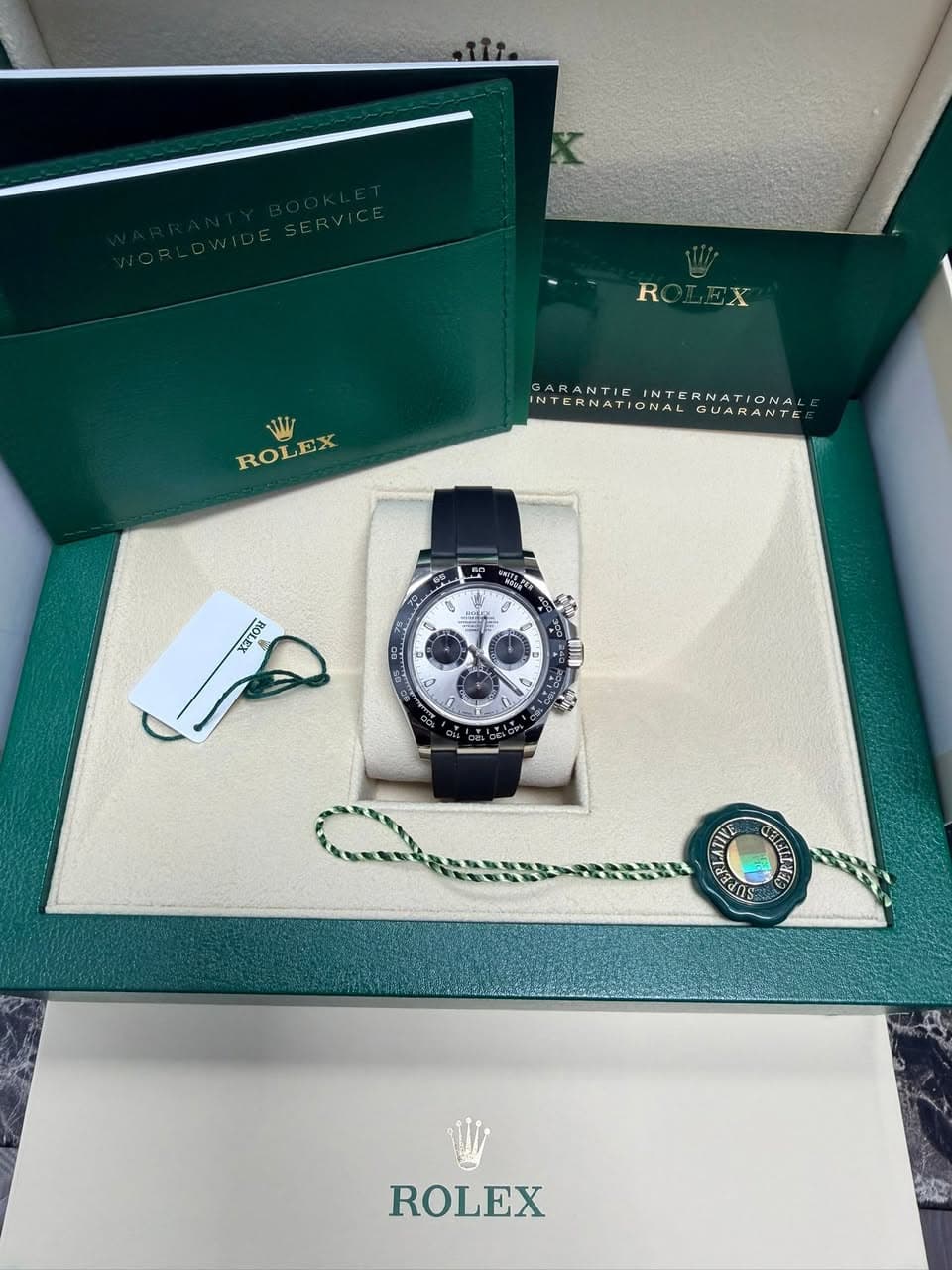 May be an image of wrist watch and text that says 'WII ROI ROLEX EX GARANTIE NTERN NTERNATIO ARANTIEINTERNATIONA INTERNATIONA ERNATIONAL GUARANTE 0 100 و 6 EUUE ROLEX'