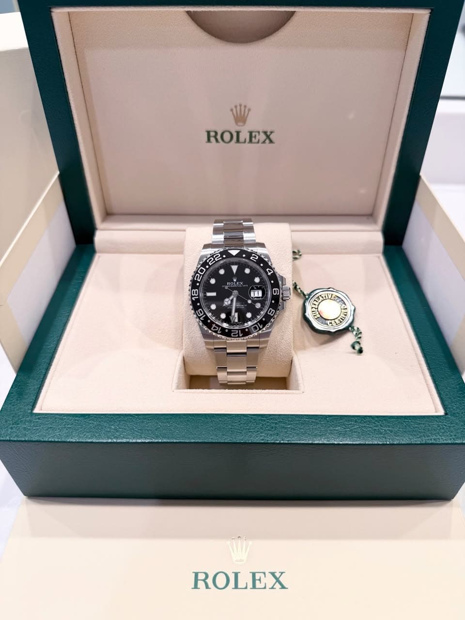 May be an image of wrist watch and text that says 'ROLEX אאור 0 2 4 श D سم 8 16 0 O NANiVL ROLEX'