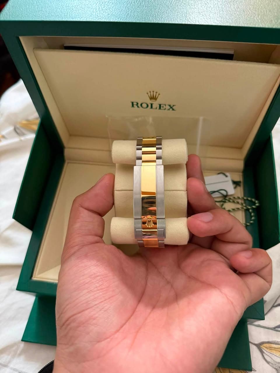 May be an image of wrist watch and text that says 'Wi ROLEX'
