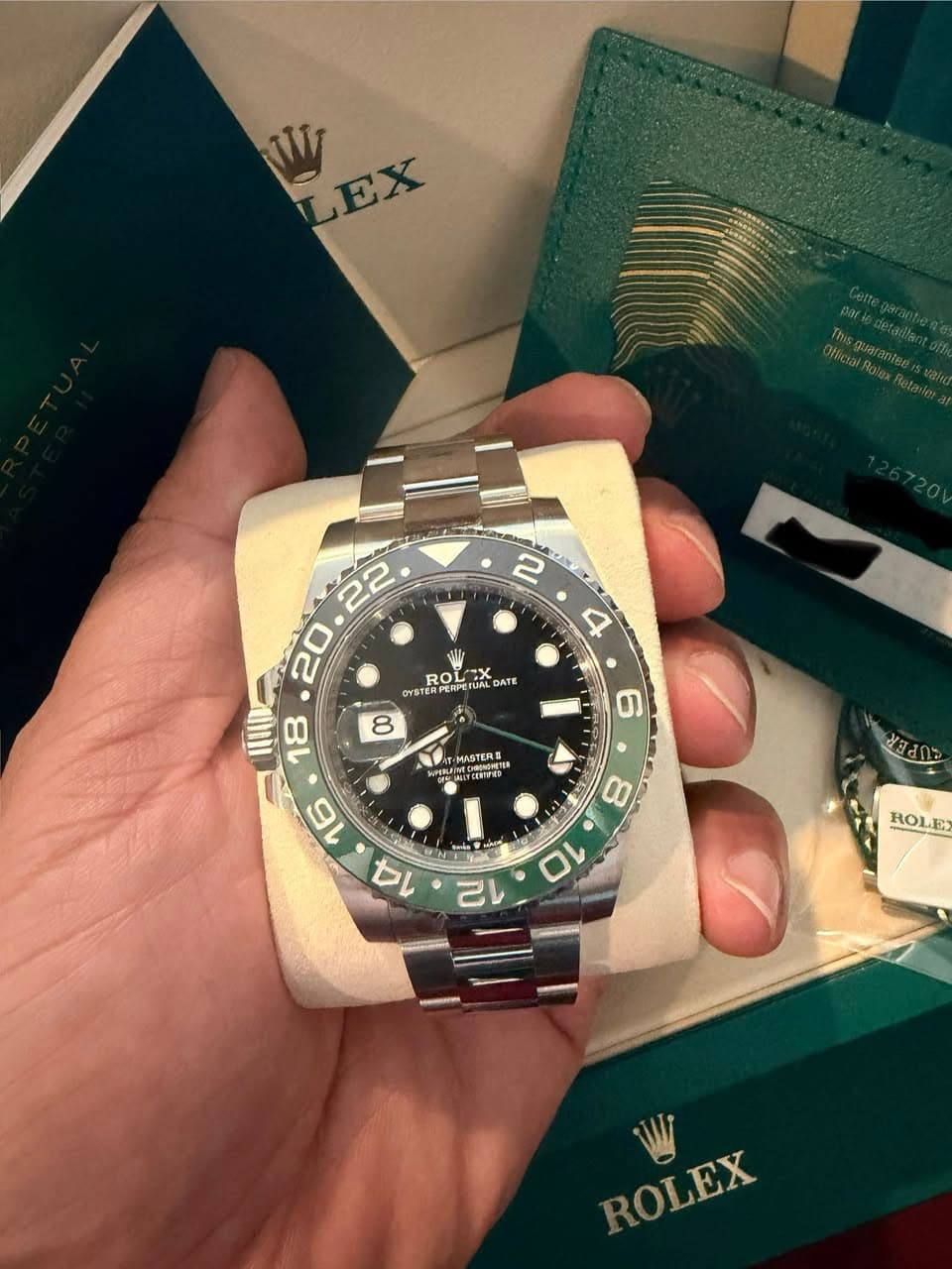 May be an image of wrist watch and text that says 'W EX RO ROL M4 OYSTE 好 DATE 8 18 6 MASTERD e TS 16 14 ሀያበ 8 10 my 12 ROLE E W ROLEX'