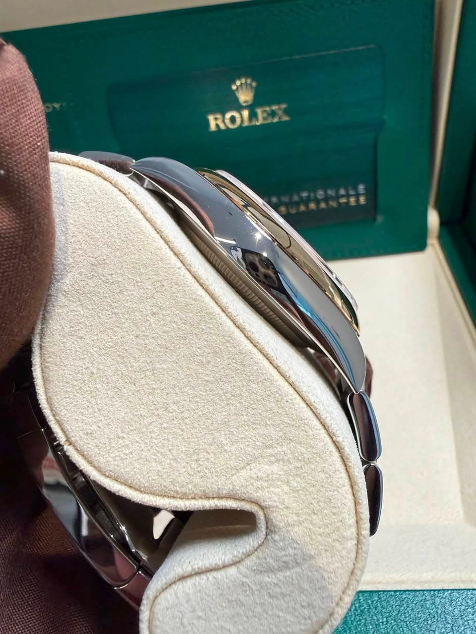 May be an image of wrist watch and text that says 'ROLEX TIONGEE'