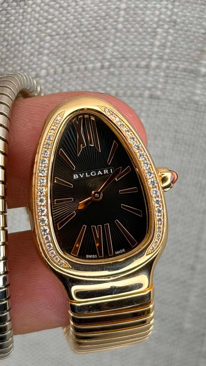 May be an image of wrist watch, jewelry and text that says 'BVLGARI B BVLGARI F 5W SWI Ss S5 MADE प'