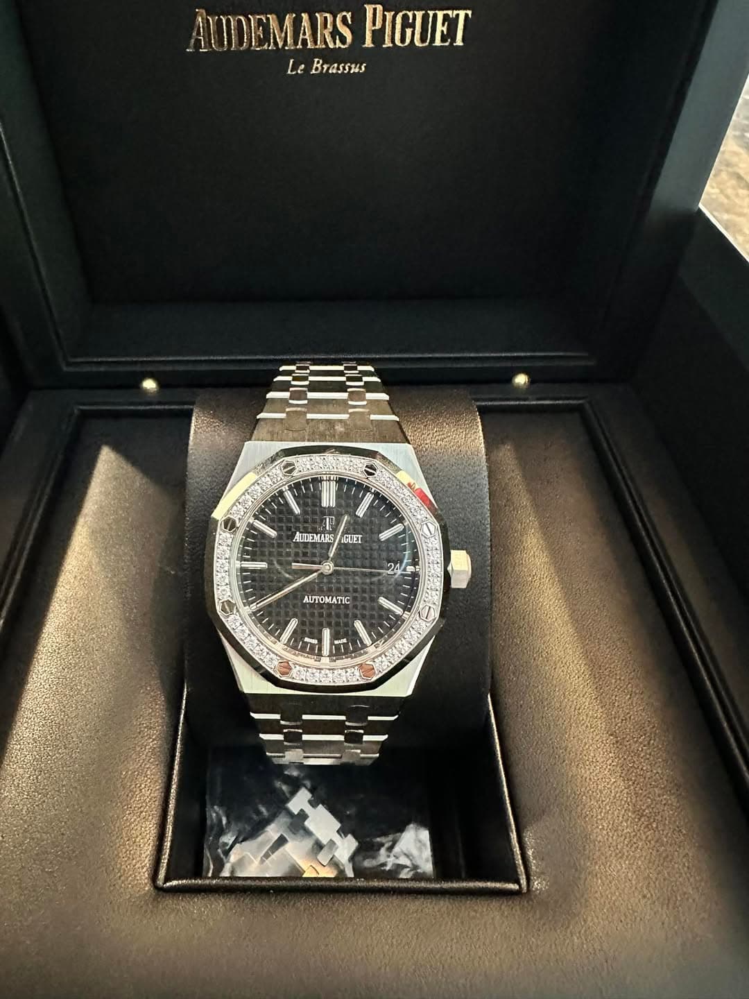 May be an image of wrist watch and text that says 'AUDEMARS PIGUET Le LeBrassus Brassus A 11 AIDEMARS GLET 21 ΑOΜATΙ - V 公鸡'