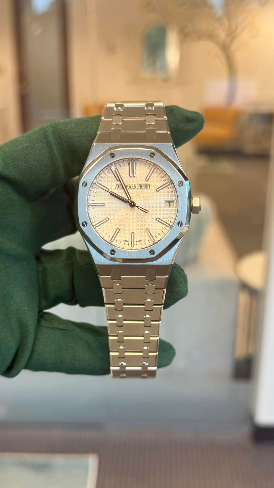 May be an image of wrist watch and text that says '念 Il Au AUIMARS MARSPIGLE MARS PIGUET S T ده 1 0 l. _ -ب'
