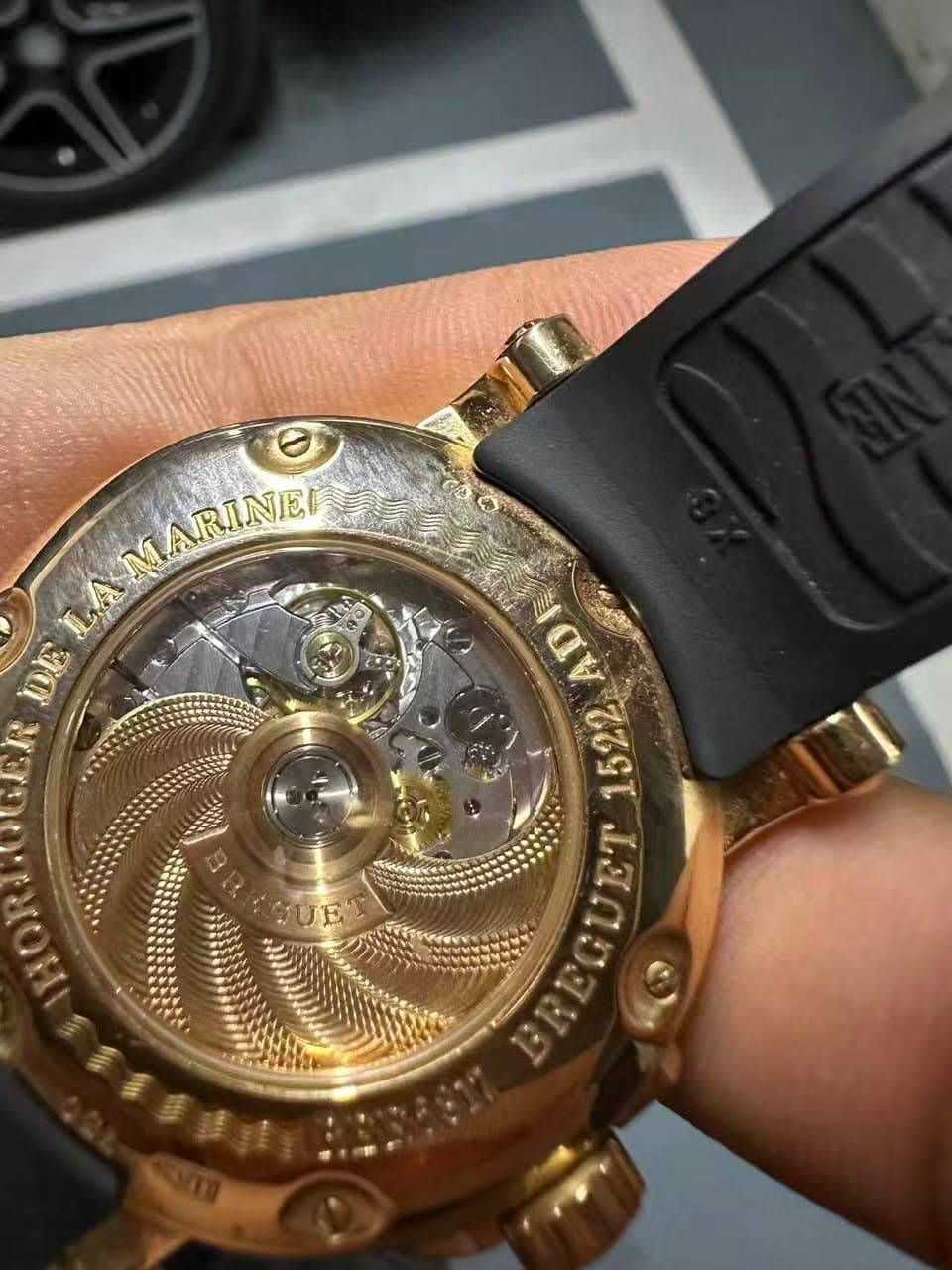 May be an image of wrist watch and text that says 'LAMARINE ARINE UEIC 2 ሪ ET UE HA 해이'