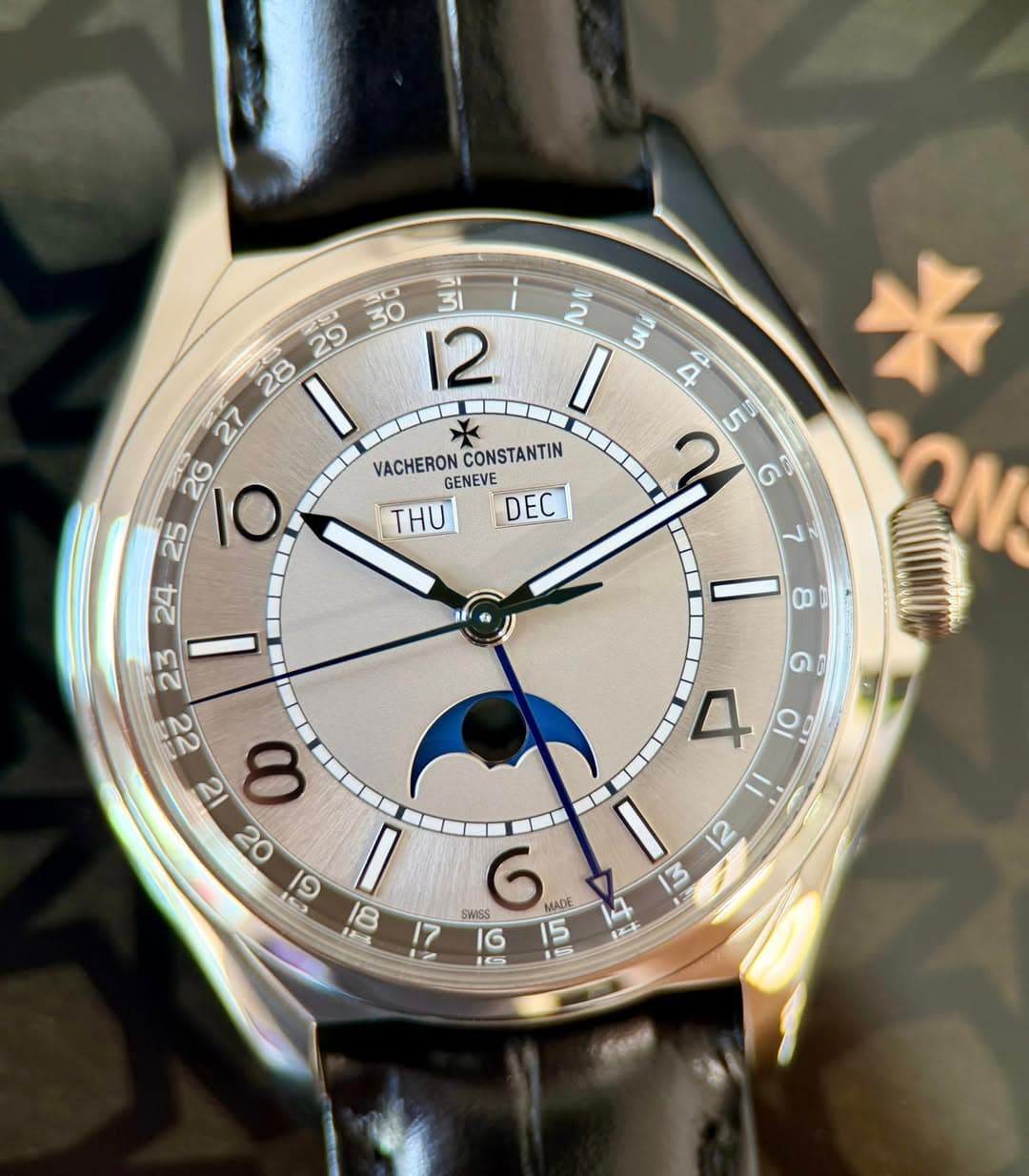 May be an image of wrist watch and text that says '* I 3 4 27 X VACHERON VACHERONCONSTANTIN CONSTANTIN GENEVE 2 5 G 25 26 10 THU| DEC 22 23 ट 2 8 2 19 I 18 17 L 7 8 ๑ A 이 12 13 6…