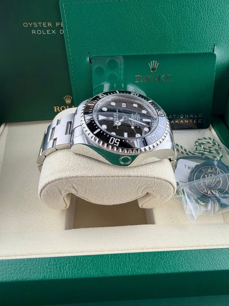 May be an image of wrist watch and text that says 'OYSTER PE ROLEXD D W RO O MALV ALV APE CB CON S ย3'