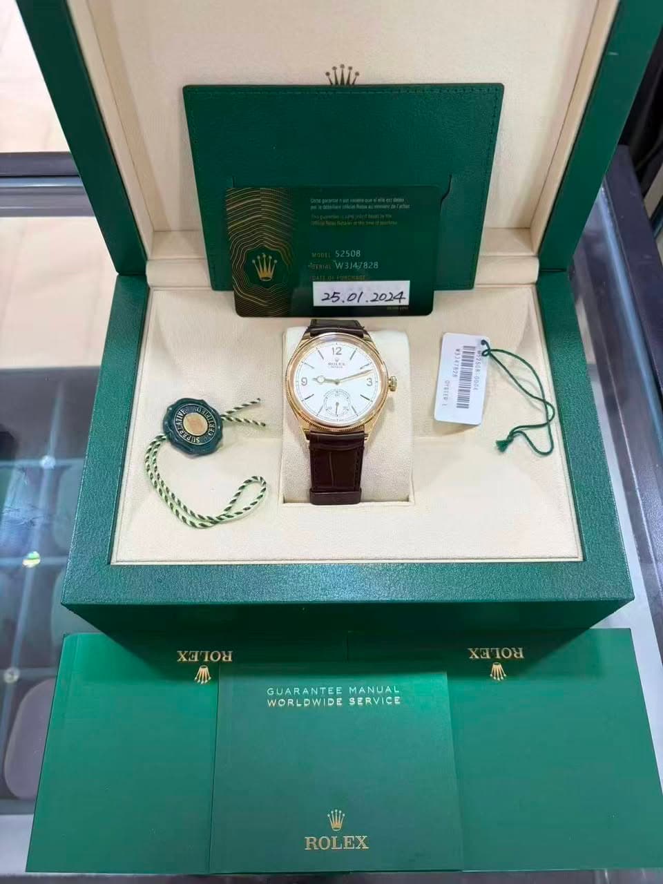 May be an image of wrist watch and text that says ' 이 2024 12 หมัฐง 9 ط C 3- MSENO XO HoΣ MI XOTOX OR I GUARANTEE MANUAL WORLCWIDE GUARANTEEMANUAL WORLDWIDESERVICE SERVICE i…