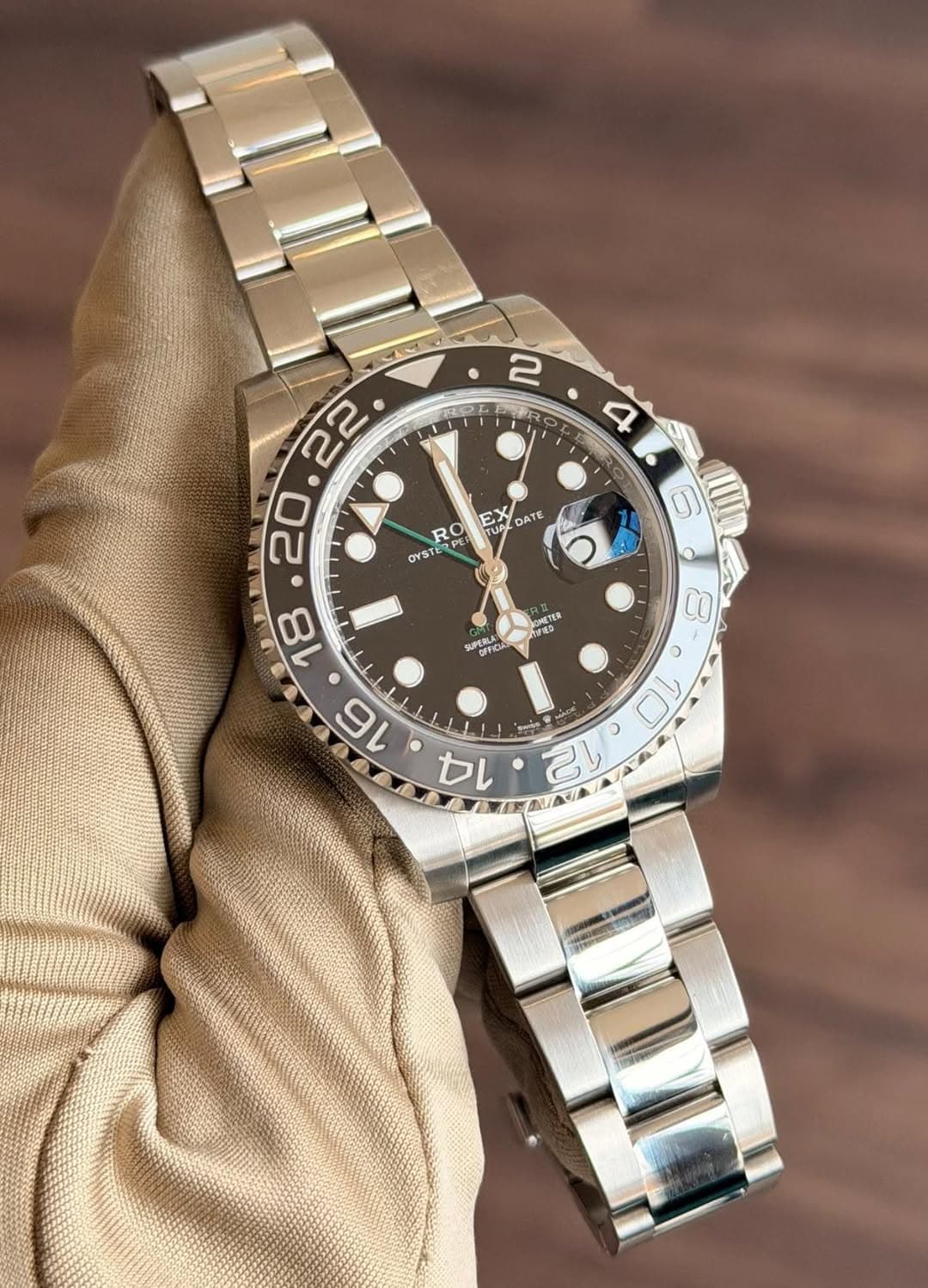 May be an image of wrist watch and text that says '2 4 EX DATE TUA RO OYST 山市电力 KOMETER ETER UPERLA ዐቶቶየሌ 6 O 8 o NN ひ C 10 12 14'
