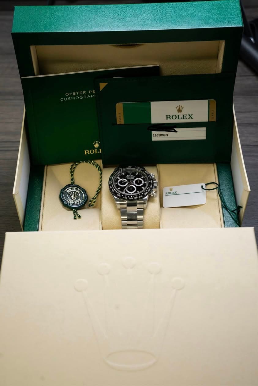 May be an image of wrist watch and text that says 'ROLEX 116500LN 小甘 객이 ይ N ROLEX I y0'
